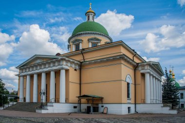 İlk Moskova prensi Daniel 1281 yılında Moskva Nehri kıyısında Danilov Manastırı 'nı kurdu. Manastır Moskova 'nın varoşlarında bir kale olarak hizmet verdi..          