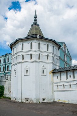 İlk Moskova prensi Daniel 1281 yılında Moskva Nehri kıyısında Danilov Manastırı 'nı kurdu. Manastır Moskova 'nın varoşlarında bir kale olarak hizmet verdi..          