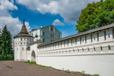 İlk Moskova prensi Daniel 1281 yılında Moskva Nehri kıyısında Danilov Manastırı 'nı kurdu. Manastır Moskova 'nın varoşlarında bir kale olarak hizmet verdi..          