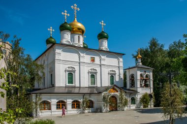 İlk Moskova prensi Daniel 1281 yılında Moskva Nehri kıyısında Danilov Manastırı 'nı kurdu. Manastır Moskova 'nın varoşlarında bir kale olarak hizmet verdi..          