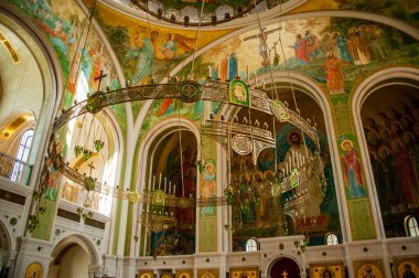 Moskova / Rusya 06 / 11 / 2020 Rus geleneğine göre, yeni katedral tepeden tırnağa resimlerle kaplı, fakat hafifliği, havası ve ışık bolluğu ile hayret verici..   