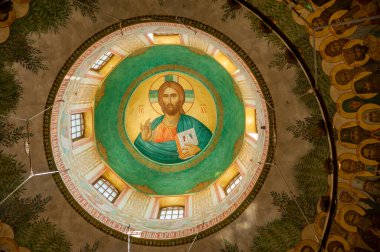 Moskova / Rusya 06 / 11 / 2020 Rus geleneğine göre, yeni katedral tepeden tırnağa resimlerle kaplı, fakat hafifliği, havası ve ışık bolluğu ile hayret verici..   