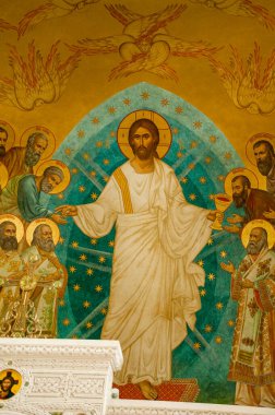 Moskova / Rusya 06 / 11 / 2020 Rus geleneğine göre, yeni katedral tepeden tırnağa resimlerle kaplı, fakat hafifliği, havası ve ışık bolluğu ile hayret verici..   