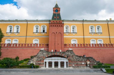 Alexander Garden 1820 'lerde Moskova Kremlin' in batı duvarı boyunca kurulmuştur. Ortaçağ tahkimatları ve anıtları çevreleyen yeşil ve gölgeli sokaklar.    