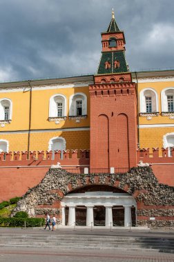 Alexander Garden 1820 'lerde Moskova Kremlin' in batı duvarı boyunca kurulmuştur. Ortaçağ tahkimatları ve anıtları çevreleyen yeşil ve gölgeli sokaklar.    