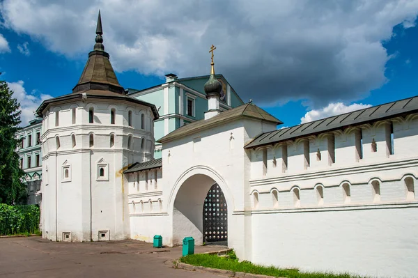 最初のモスクワ公ダニエルは1281年にモスクワ川の岸にダニロフ修道院を設立した 修道院はモスクワ郊外の要塞の前哨基地として機能した — ストック写真