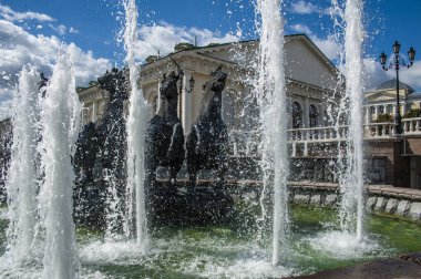İskender Bahçesi 'nin güney ucunda Rusya Vaftizcisi Prens Vladimir için bir anıt ve Manege Meydanı sınırında sayısız çeşme yapıldı..   