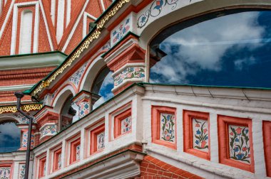 Ara Katedral dokuz küçük ama çok uzun kiliseden oluşur. Bir iç galeri ile birbirlerine bağlılar ve eşsiz bir mimari topluluk oluşturuyorlar..     