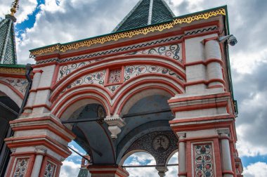 Ara Katedral dokuz küçük ama çok uzun kiliseden oluşur. Bir iç galeri ile birbirlerine bağlılar ve eşsiz bir mimari topluluk oluşturuyorlar..     
