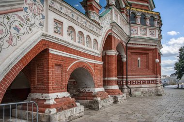 Ara Katedral dokuz küçük ama çok uzun kiliseden oluşur. Bir iç galeri ile birbirlerine bağlılar ve eşsiz bir mimari topluluk oluşturuyorlar..     