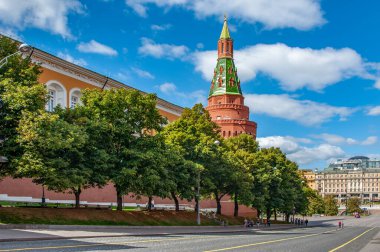 Moskova / Rusya 08 / 11 / 2020 Şiddetli salgına rağmen 19 Rusya 'dan yüzlerce turist Kremlin duvarları yakınlarındaki Kızıl Meydan' a geldi.    