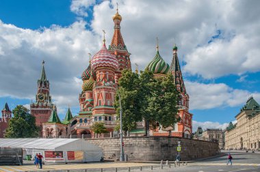 Moskova / Rusya 08 / 11 / 2020 Şiddetli salgına rağmen 19 Rusya 'dan yüzlerce turist Kremlin duvarları yakınlarındaki Kızıl Meydan' a geldi.    