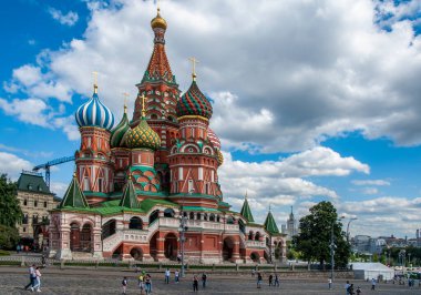 Moskova / Rusya 08 / 11 / 2020 Şiddetli salgına rağmen 19 Rusya 'dan yüzlerce turist Kremlin duvarları yakınlarındaki Kızıl Meydan' a geldi.    