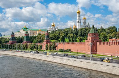 Moskova Kremlin 'in modern toprakları, tuğla duvarlar ve kuleler inşa edilirken XV yüzyılın sonunda kurulmuştur. Ünlü İtalyan mimarlar çalışmalara katıldılar..   
