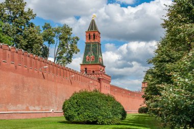 Moskova Kremlin 'in modern toprakları, tuğla duvarlar ve kuleler inşa edilirken XV yüzyılın sonunda kurulmuştur. Ünlü İtalyan mimarlar çalışmalara katıldılar..   
