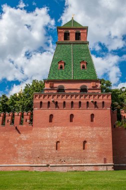 Moskova Kremlin 'in modern toprakları, tuğla duvarlar ve kuleler inşa edilirken XV yüzyılın sonunda kurulmuştur. Ünlü İtalyan mimarlar çalışmalara katıldılar..   