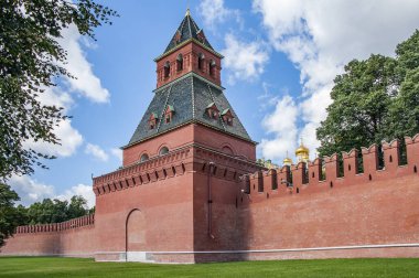 Moskova Kremlin 'in modern toprakları, tuğla duvarlar ve kuleler inşa edilirken XV yüzyılın sonunda kurulmuştur. Ünlü İtalyan mimarlar çalışmalara katıldılar..   