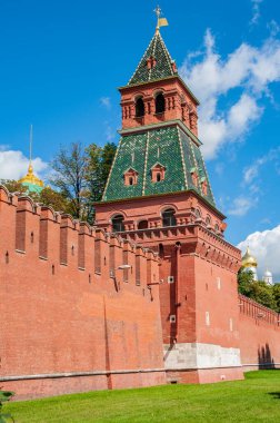Moskova Kremlin 'in modern toprakları, tuğla duvarlar ve kuleler inşa edilirken XV yüzyılın sonunda kurulmuştur. Ünlü İtalyan mimarlar çalışmalara katıldılar..   