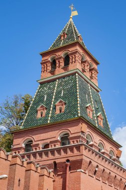 Moskova Kremlin 'in modern toprakları, tuğla duvarlar ve kuleler inşa edilirken XV yüzyılın sonunda kurulmuştur. Ünlü İtalyan mimarlar çalışmalara katıldılar..   