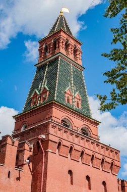 Moskova Kremlin 'in modern toprakları, tuğla duvarlar ve kuleler inşa edilirken XV yüzyılın sonunda kurulmuştur. Ünlü İtalyan mimarlar çalışmalara katıldılar..   