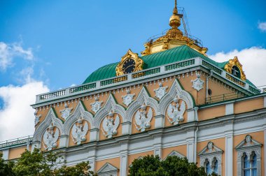 Kremlin duvarlarının arkasında, dünyanın en önemli saraylarından, Ortodoks katedrallerinden ve müzelerinden oluşan görkemli bir topluluk var..        