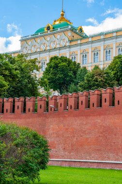 Kremlin duvarlarının arkasında, dünyanın en önemli saraylarından, Ortodoks katedrallerinden ve müzelerinden oluşan görkemli bir topluluk var..        