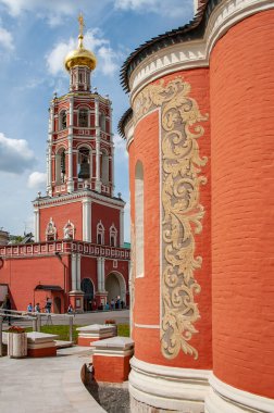 Bu manastırı 1315 yılında kuran Aziz Peter, Moskova 'nın ve tüm Rusya' nın ilk metropolisiydi. İtalyan mimar Aleviz, onun onuruna Rus mimarisi için alışılmadık bir katedral inşa etti.   