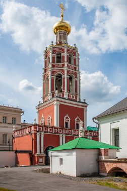 Manastırın eski toprakları Kuzey Avlusu 'nu oluşturur ve mimari görünüşü Moskova Barok tarzında 17-18 yüzyılda oluşmuştur..     