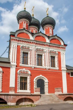 Manastırın eski toprakları Kuzey Avlusu 'nu oluşturur ve mimari görünüşü Moskova Barok tarzında 17-18 yüzyılda oluşmuştur..     