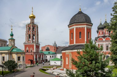 Manastırın eski toprakları Kuzey Avlusu 'nu oluşturur ve mimari görünüşü Moskova Barok tarzında 17-18 yüzyılda oluşmuştur..     