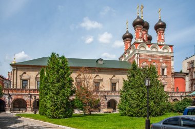 Rus Çarı 'nın akrabaları Naryshkins kasaba mallarını manastıra bağışladı. Güney Avlusu, Moskova Barok tarzında da böyle inşa edilmiştir..    