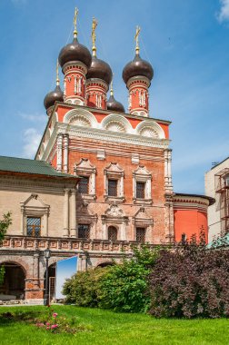 Rus Çarı 'nın akrabaları Naryshkins kasaba mallarını manastıra bağışladı. Güney Avlusu, Moskova Barok tarzında da böyle inşa edilmiştir..    