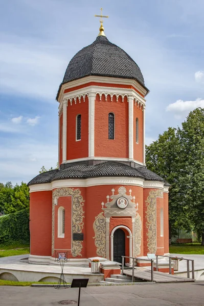 1315年にこの修道院を設立したサン ピエトロは モスクワとロシアで最初の大都市であった 彼に敬意を表し イタリアの建築家Alevzはロシアの建築では珍しい大聖堂を建てました — ストック写真