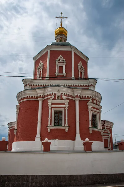 位于Yauzsky门的彼得和保罗教堂的现代建筑建于1800年至1802年 采用莫斯科巴洛克风格 以贵族男孩的名字命名为Naryshkinsky — 图库照片