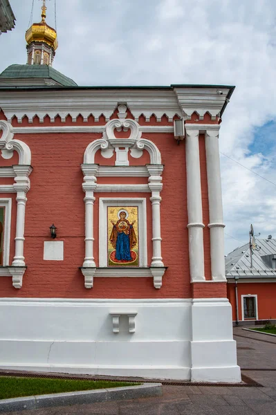 피터와 교회의 현대적 건물은 1800 1802 모스크바 바로크 양식으로 졌습니다 — 스톡 사진