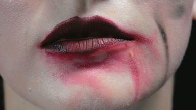 Kadın kan elleriniz ve lekeli ruj