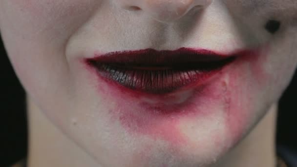 Frau mit verschmiertem Lippenstift und Horror-Grinsen — Stockvideo