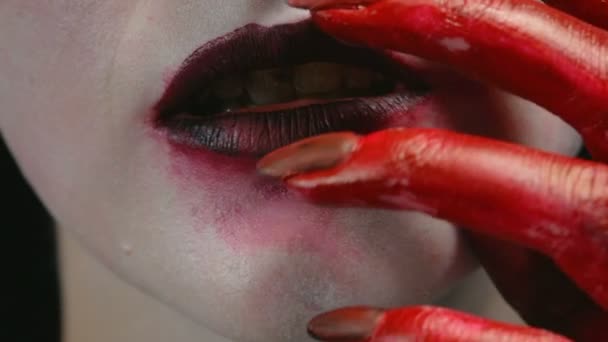 血液の手とまみれて口紅持つ少女 — ストック動画
