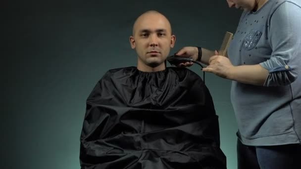Hairstylist and bald man — Stock Video