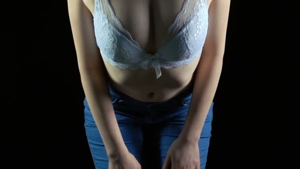 前倾的年轻女子胸罩 — 图库视频影像