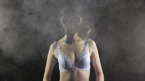 Junges Mädchen in Gasmaske in weißen Dessous — Stockvideo