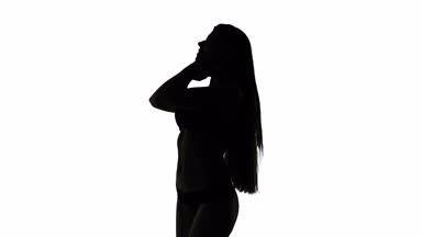 seksi kız iç çamaşırlarıyla dans