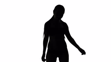 Seksi kadın iç çamaşırlarıyla dans