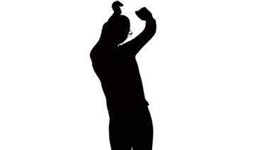 İnce kız bardaklarda dans izole siluet