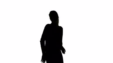 İzole dans eden esnek ince kadın silüeti