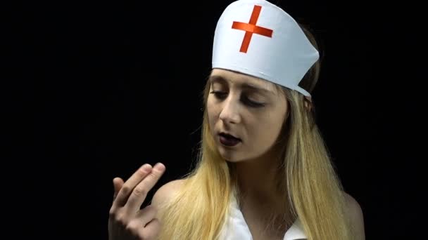 Contando rubia enfermera chica — Vídeo de stock