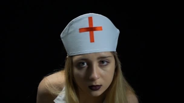 Schreckliche junge blonde Krankenschwester — Stockvideo