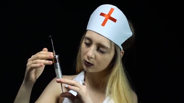 Στοχαστικός νοσοκόμα με syrenge — Αρχείο Βίντεο
