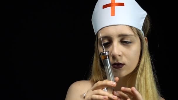 Verpleegster meisje met syrenge — Stockvideo