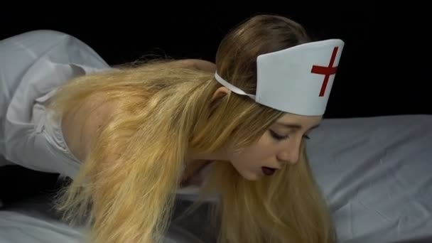 Enfermera rubia erótica en la cama — Vídeo de stock